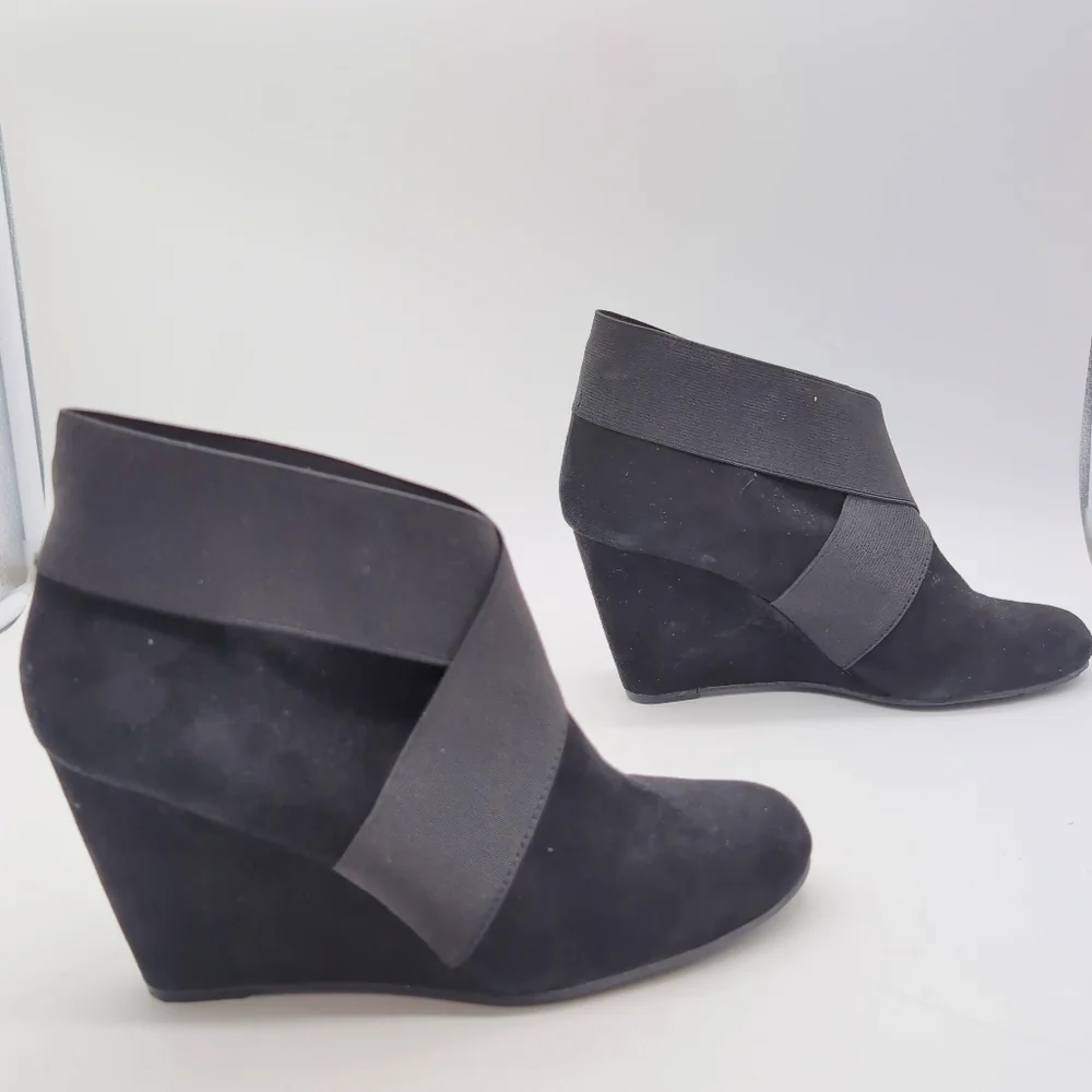 Elegant BCBG Generation Sz 7 Black Wedge Ankle Boots